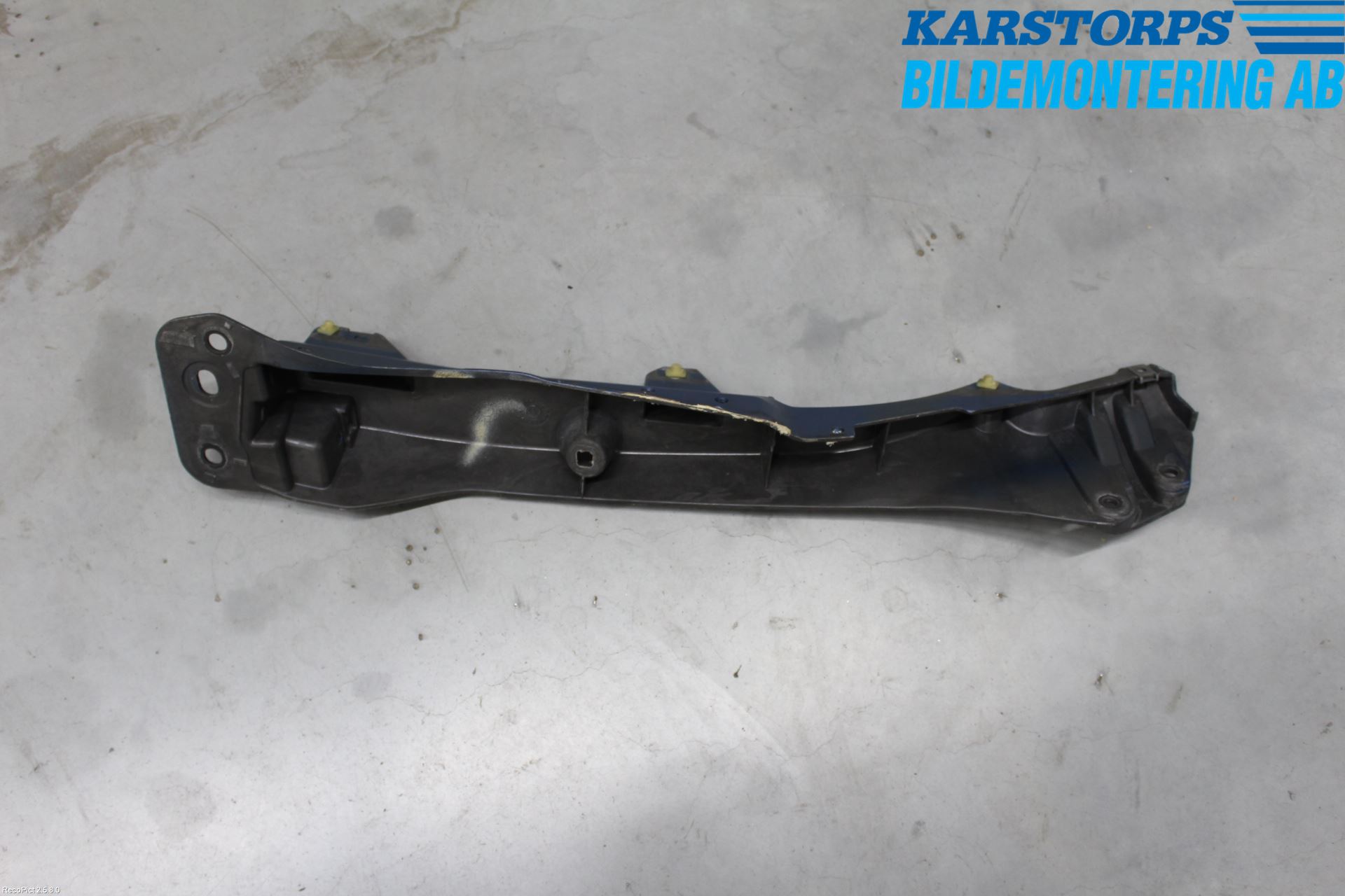 Renault CLIO III  09-12 Skärmfäste Fram Hö