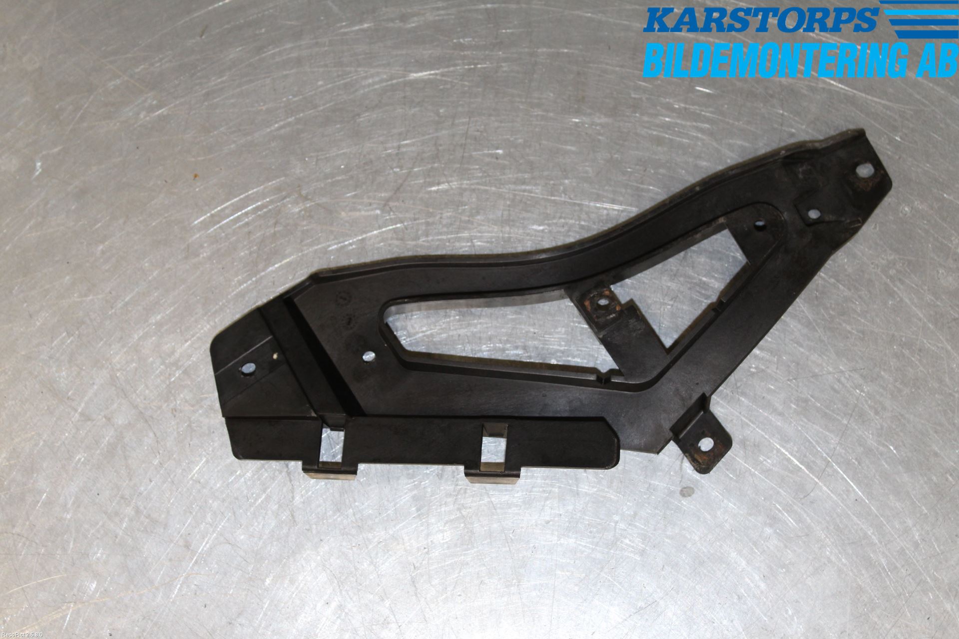 BMW 7 E65/66    00-08 Stötfångarfäste Bak Hö