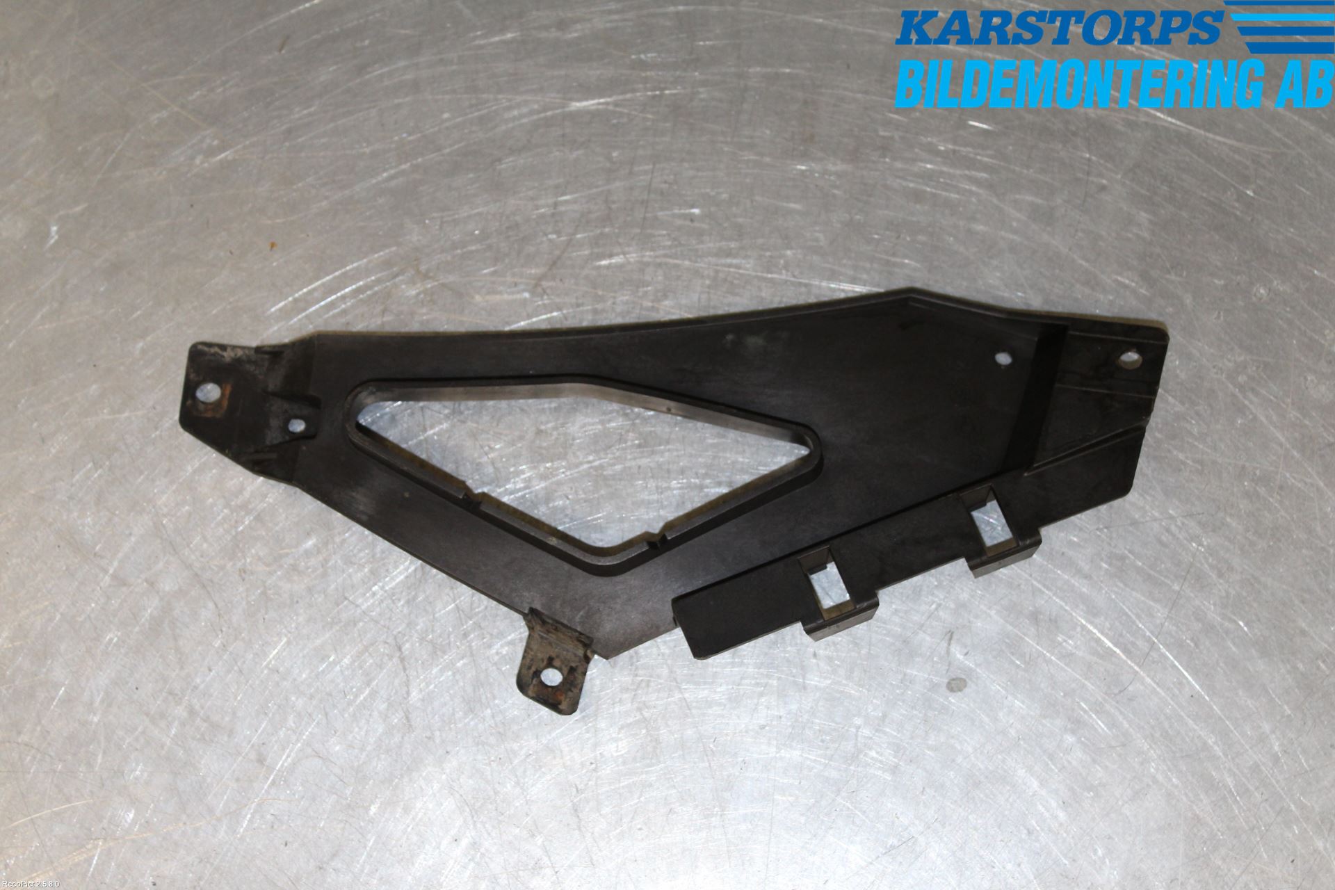 BMW 7 E65/66    00-08 Stötfångarfäste Bak Vä