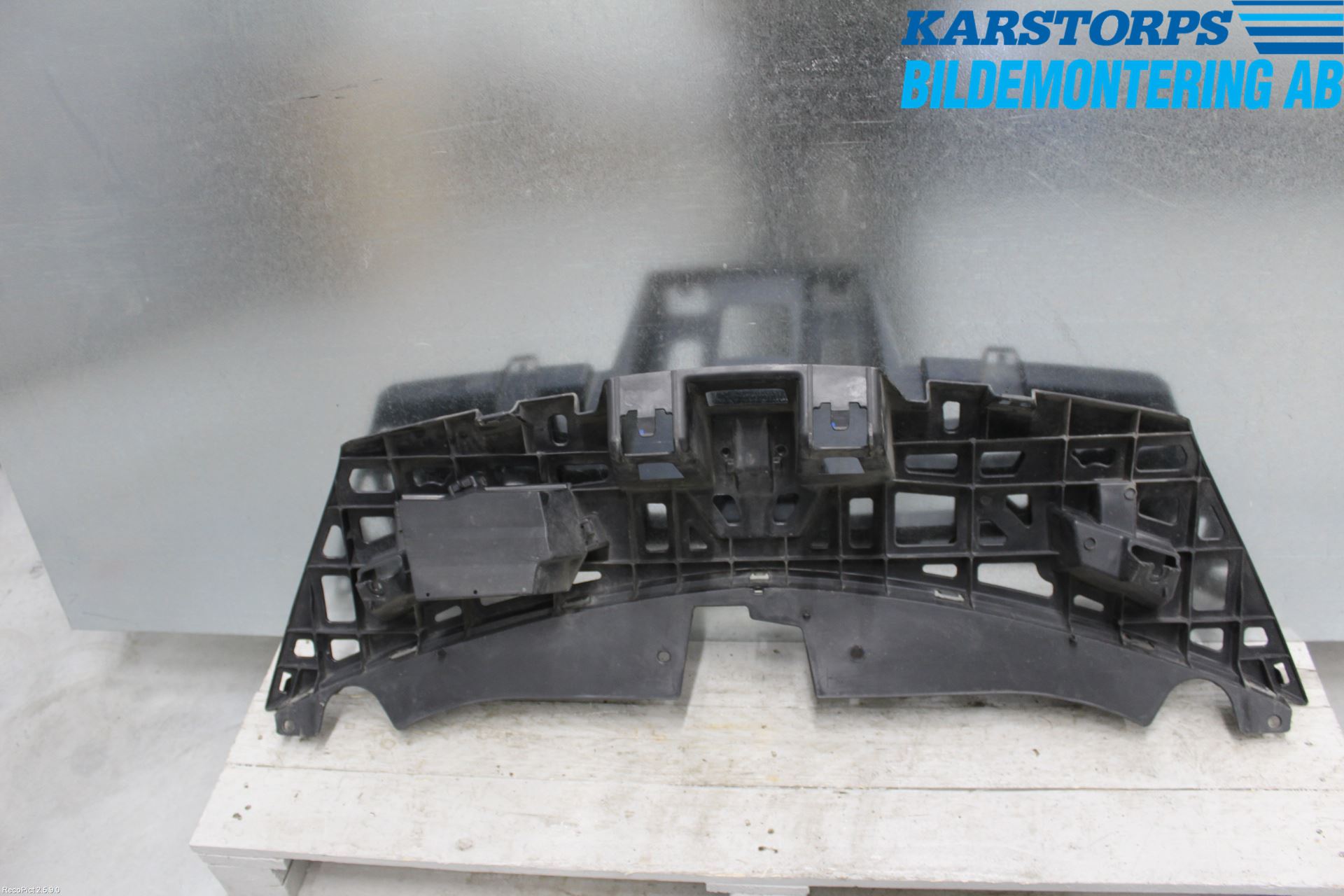 Renault CLIO III  09-12 Front Huvlåsplåt-Balk