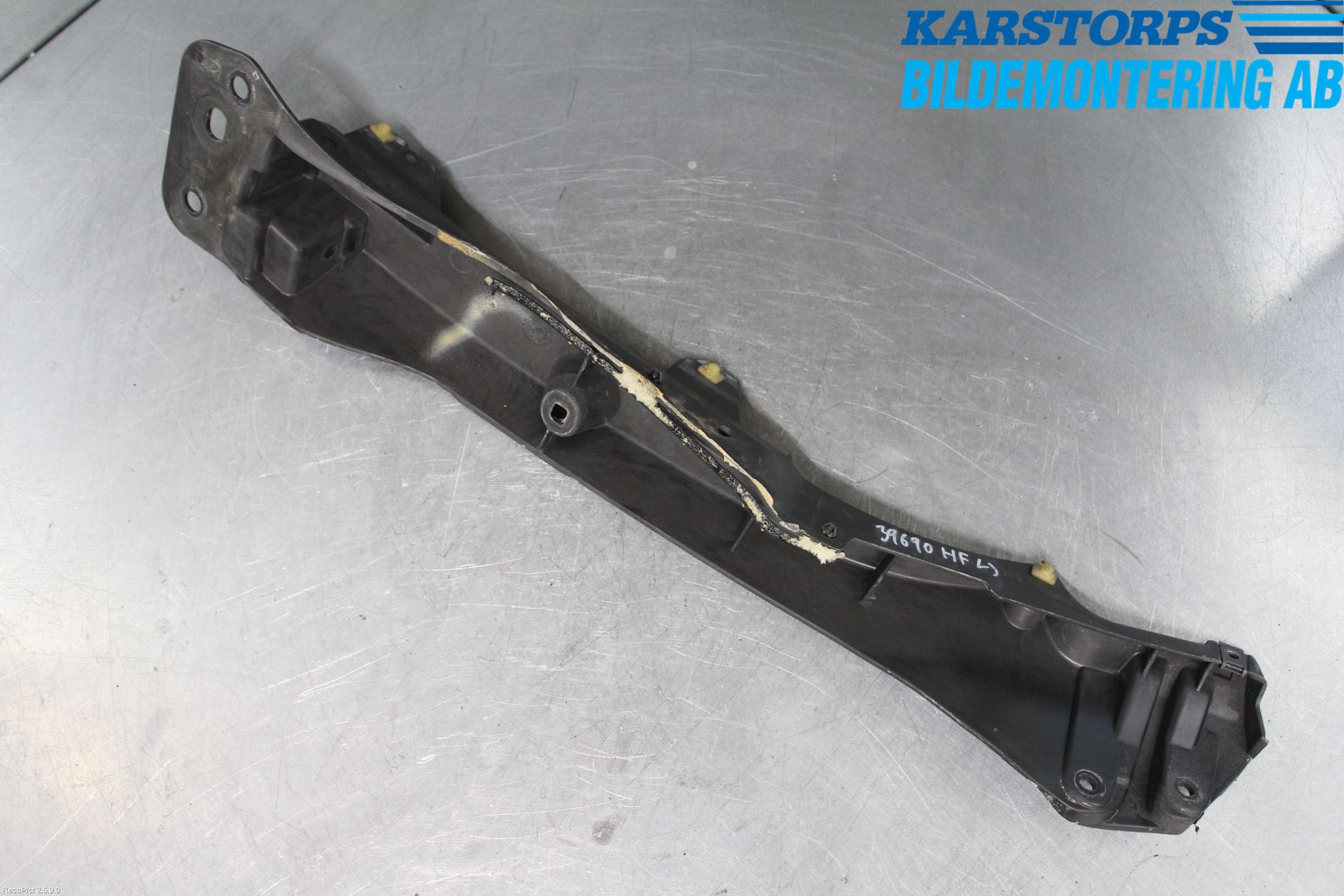 Renault CLIO III  09-12 Skärmfäste Fram Hö