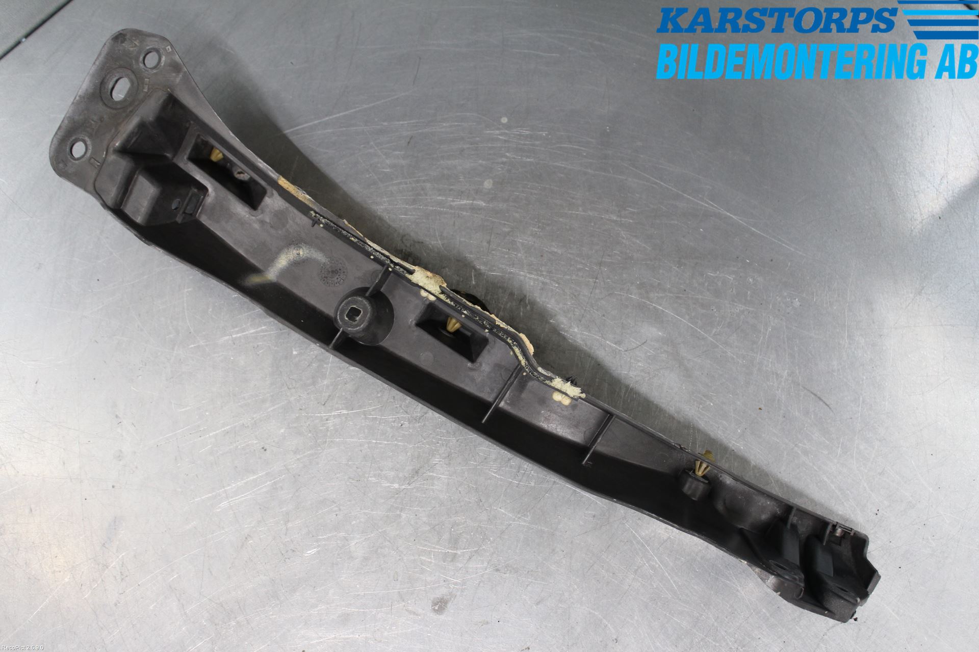 Renault CLIO III  09-12 Skärmfäste Fram Hö