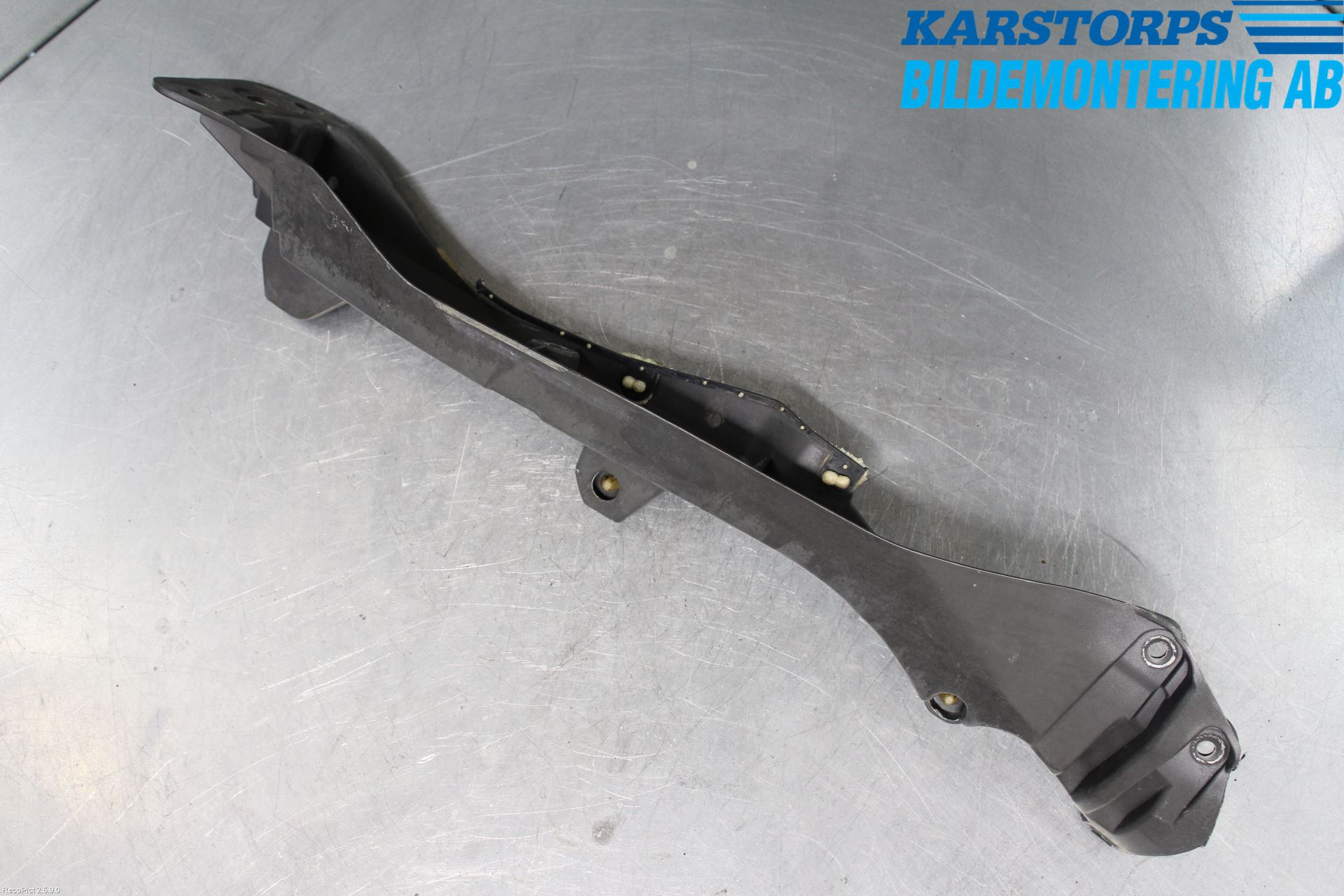 Renault CLIO III  09-12 Skärmfäste Fram Hö