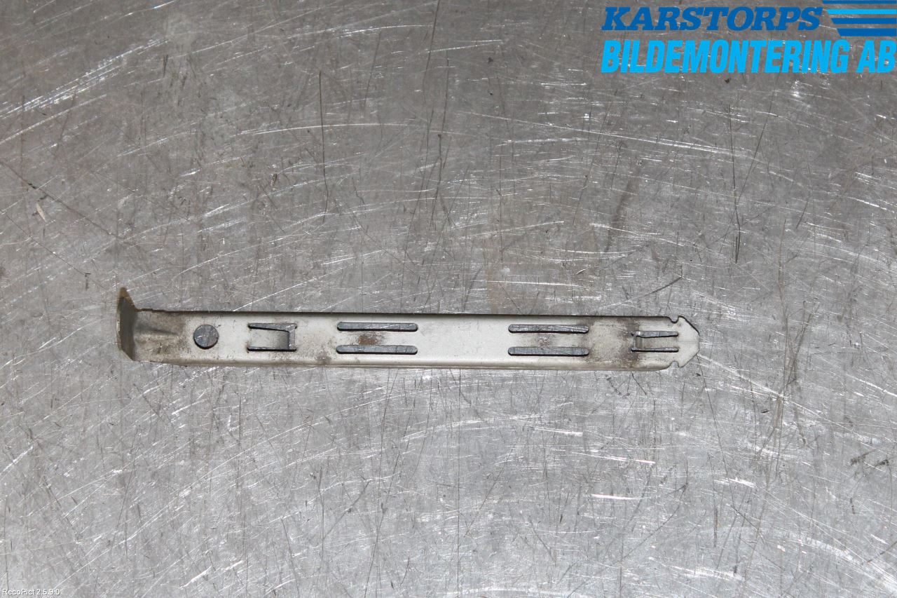 Volvo XC90 03-06 Strålkast Fästsarg