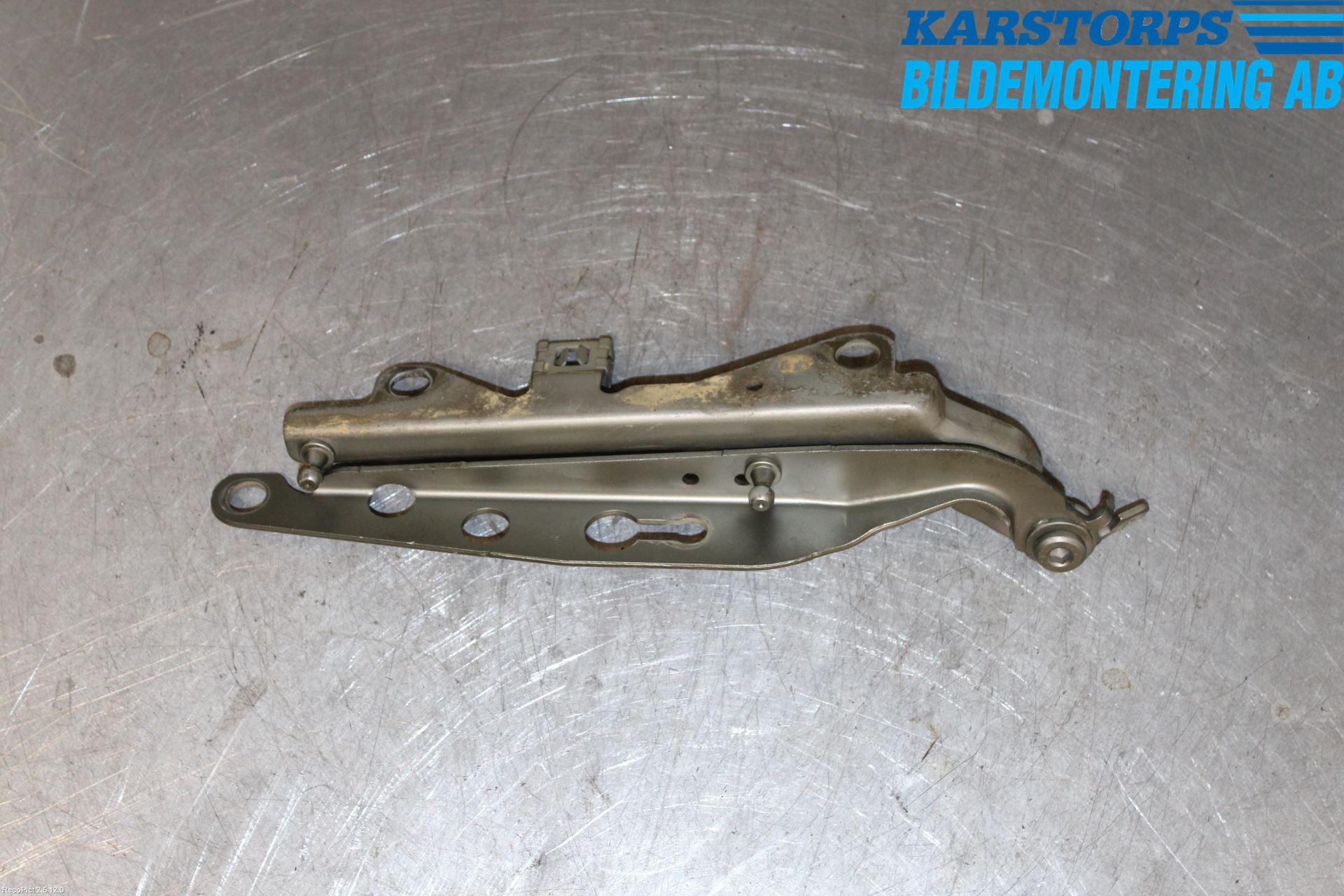 Volvo V70 05-08 Huvgångjärn