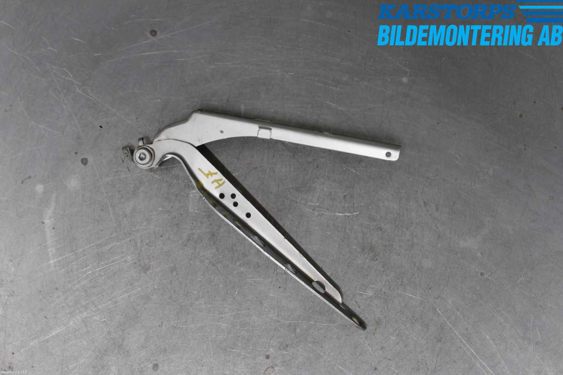 Volvo V70 05-08 Huvgångjärn