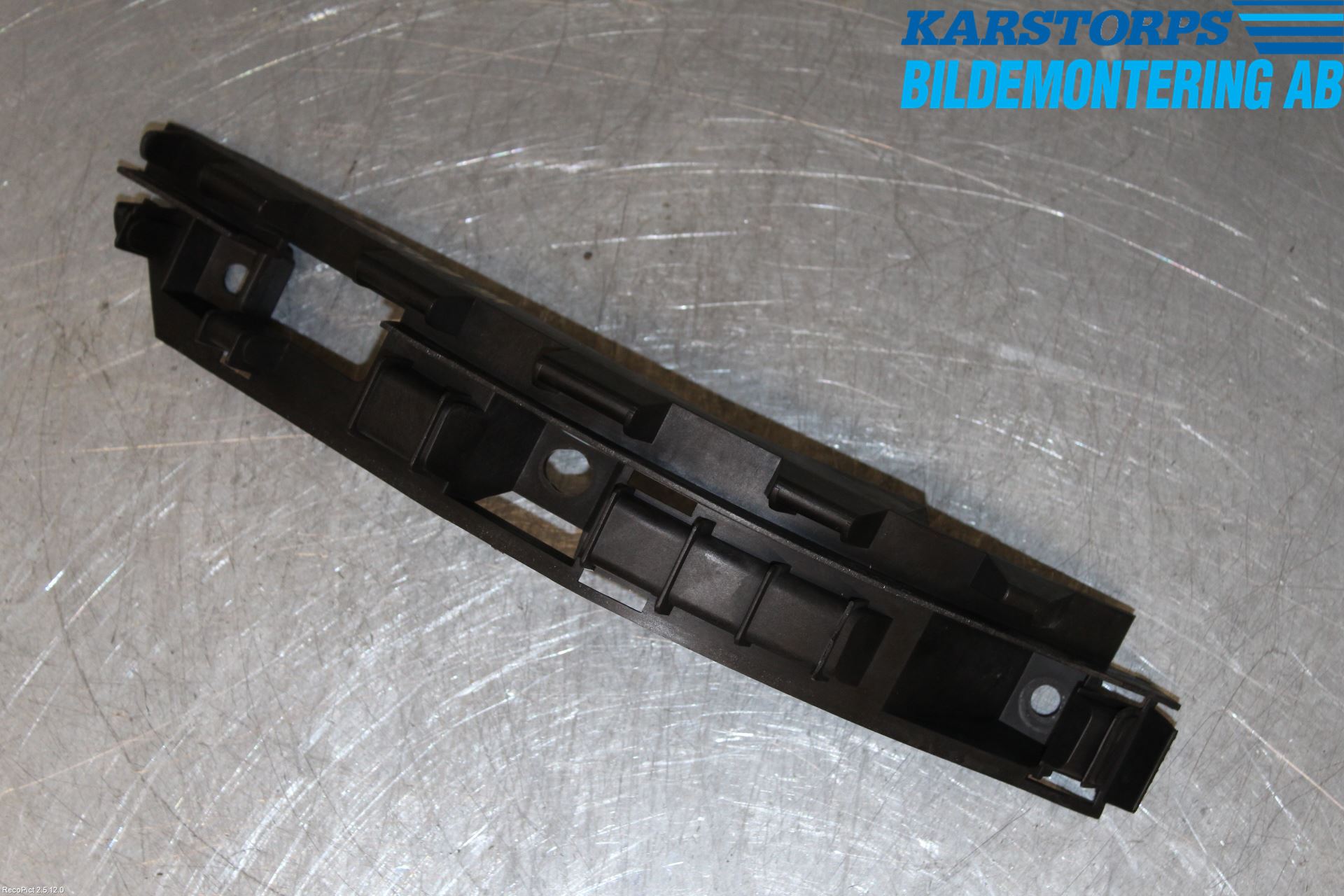 BMW 7 E65/66    00-08 Stötfångarfäste Bak Vä