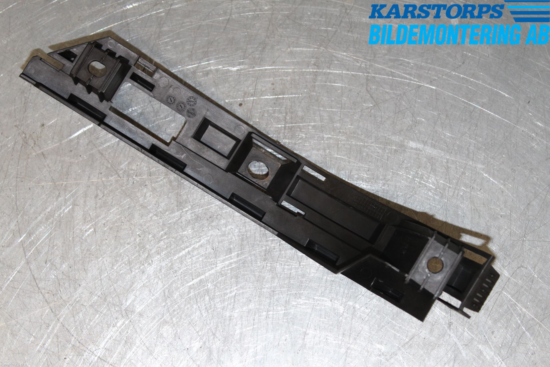 BMW 7 E65/66    00-08 Stötfångarfäste Bak Vä