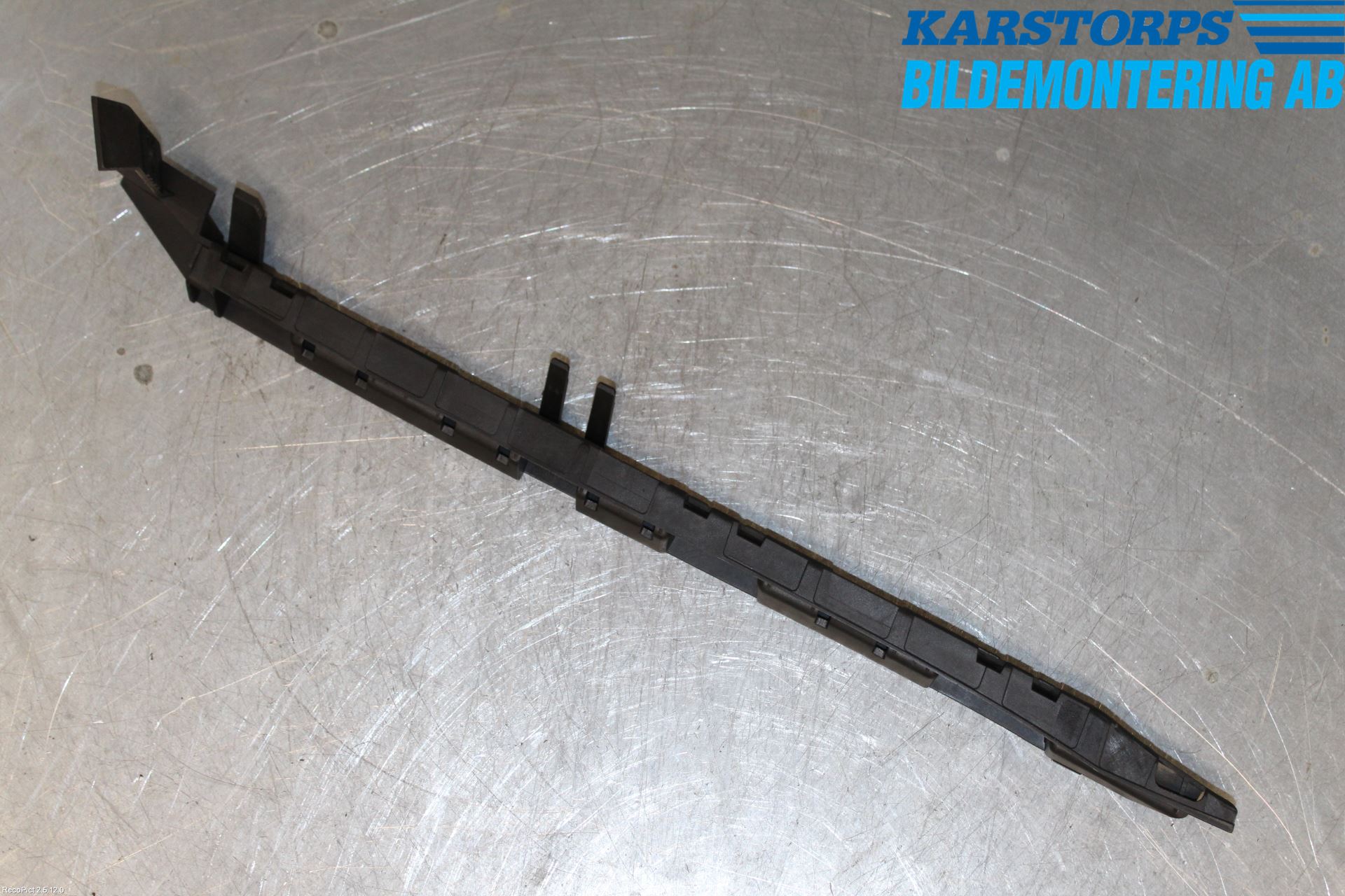 BMW 7 E65/66    00-08 Stötfångarfäste Bak Hö