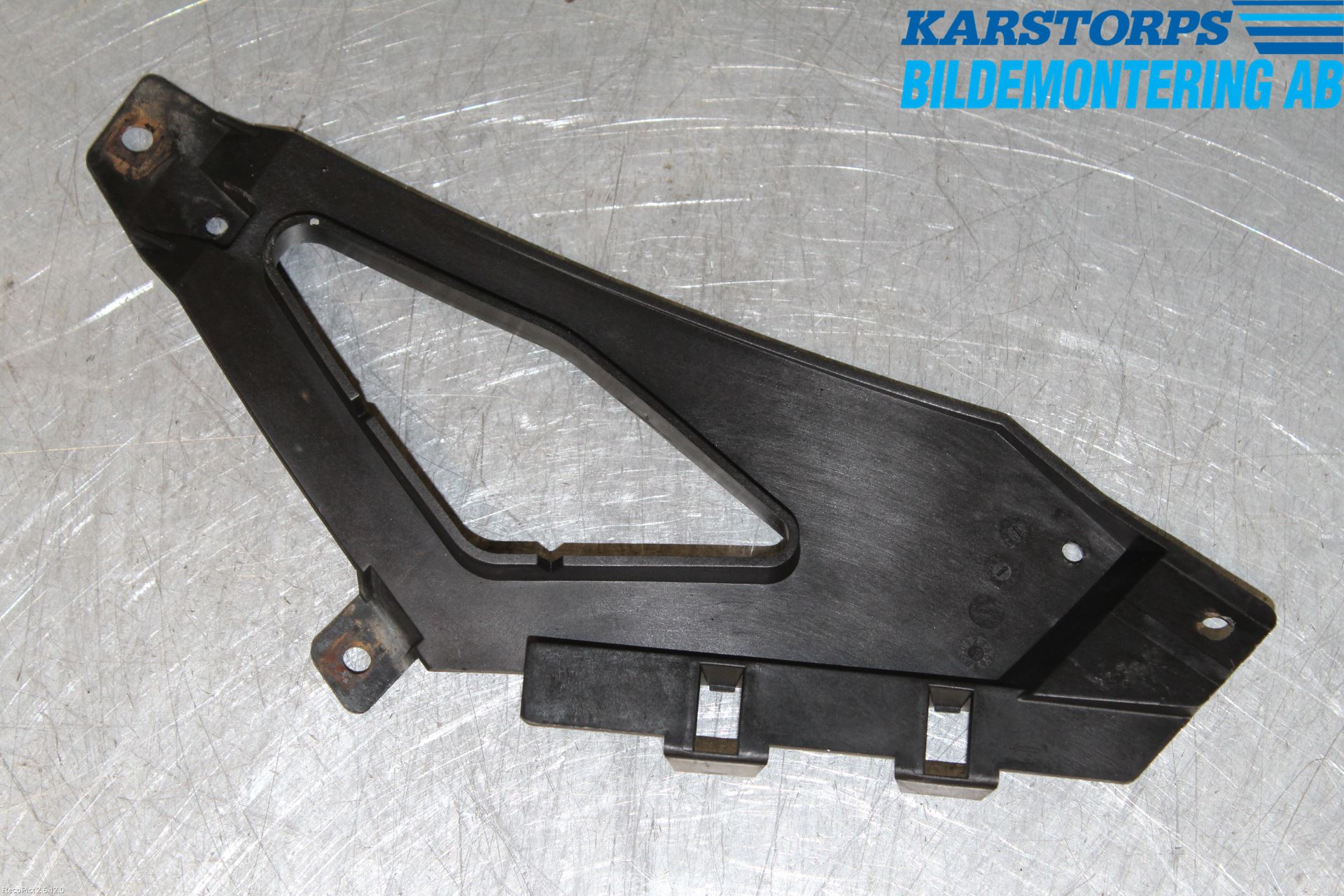 BMW 7 E65/66    00-08 Stötfångarfäste Bak Hö