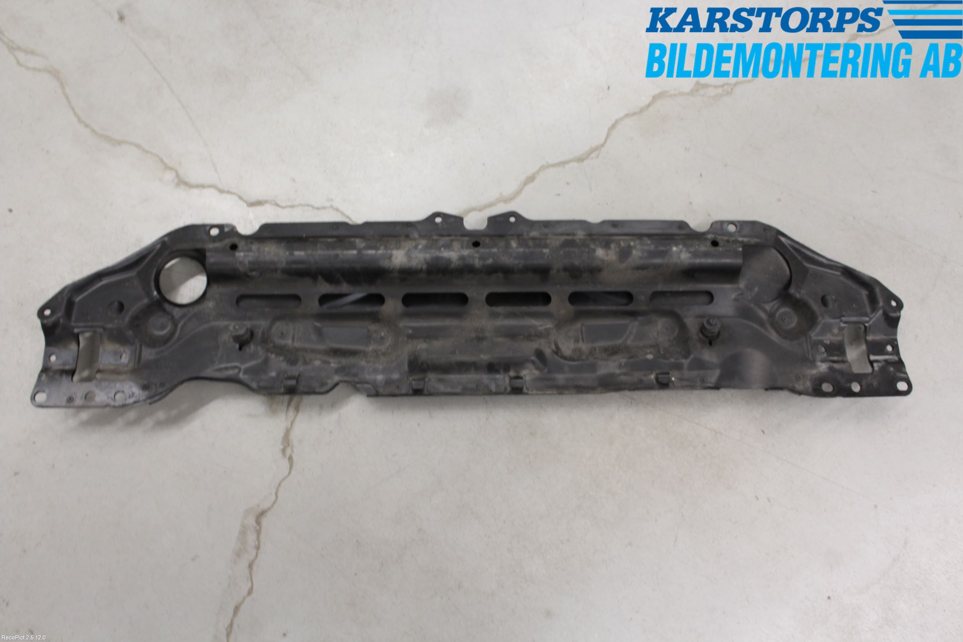 BMW 5 E60/61 Sed/Tou 02-10 Front Huvlåsplåt-Balk