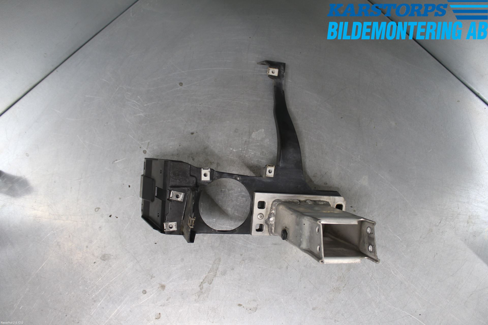 BMW 6 E63/64    02-10 Front Huvlåsplåt-Balk