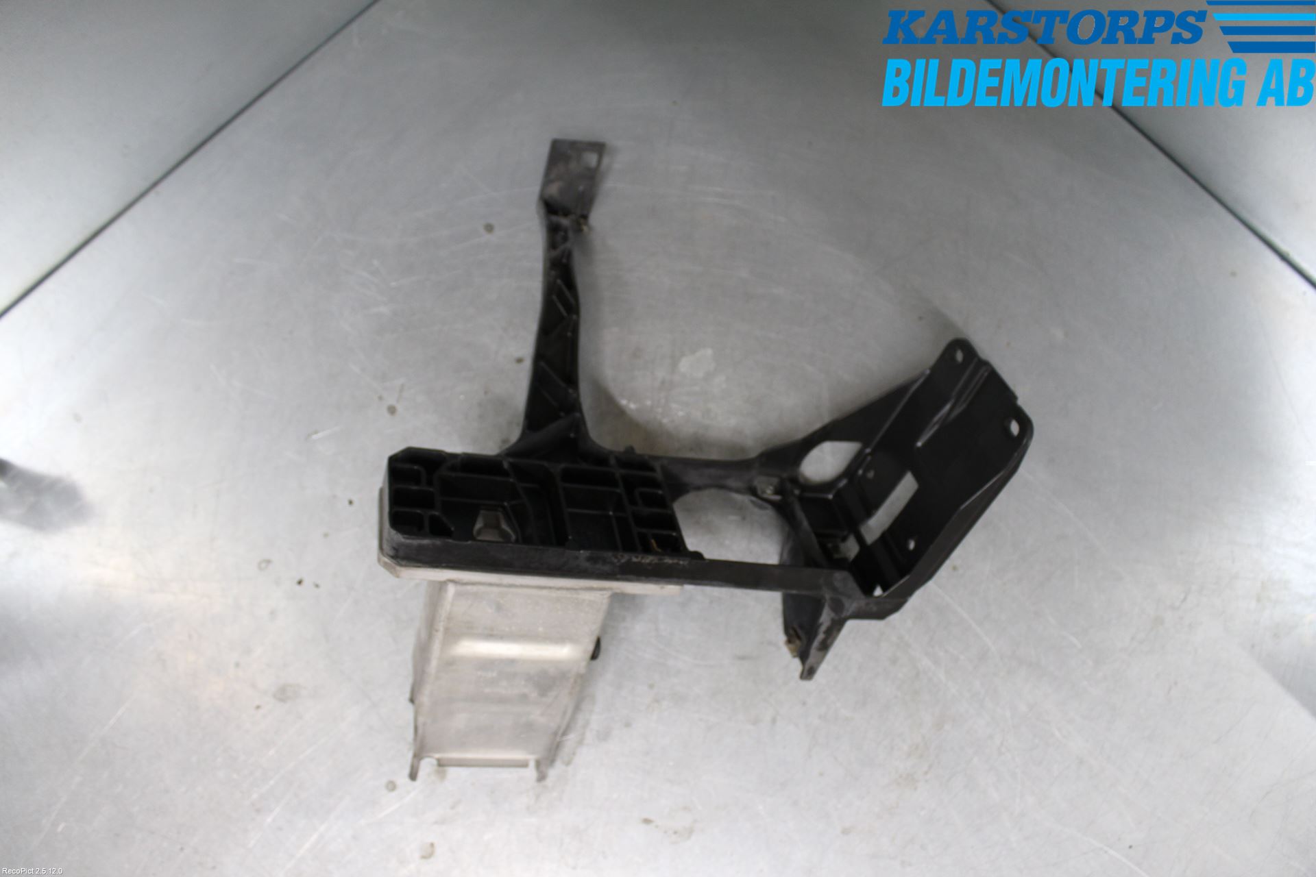 BMW 6 E63/64    02-10 Front Huvlåsplåt-Balk