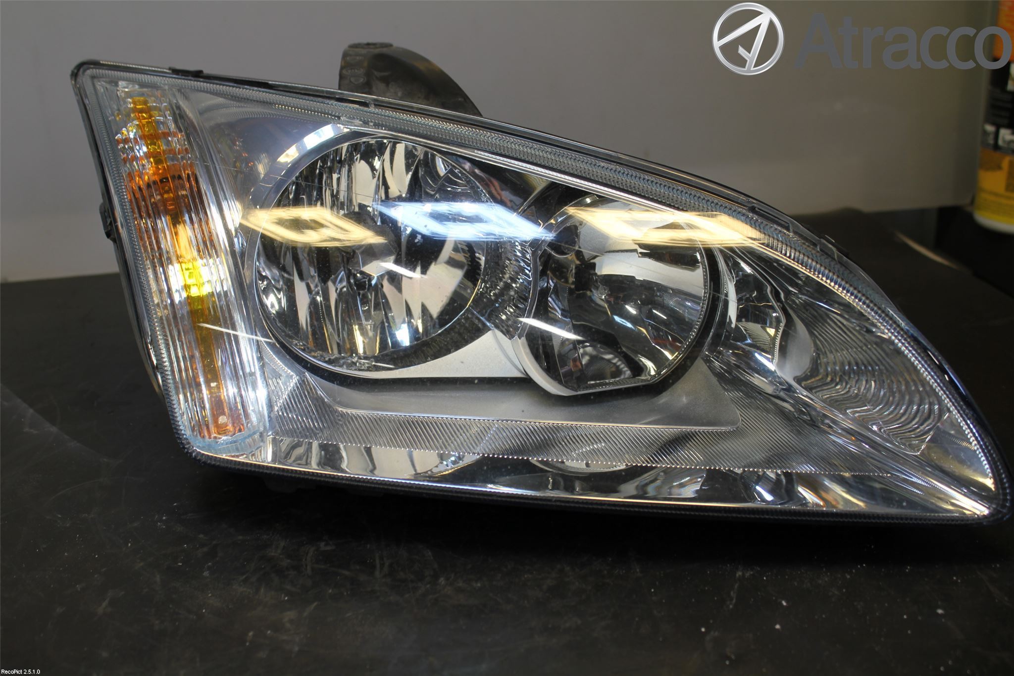 Ford FOCUS     04-07 Strålkastare Höger