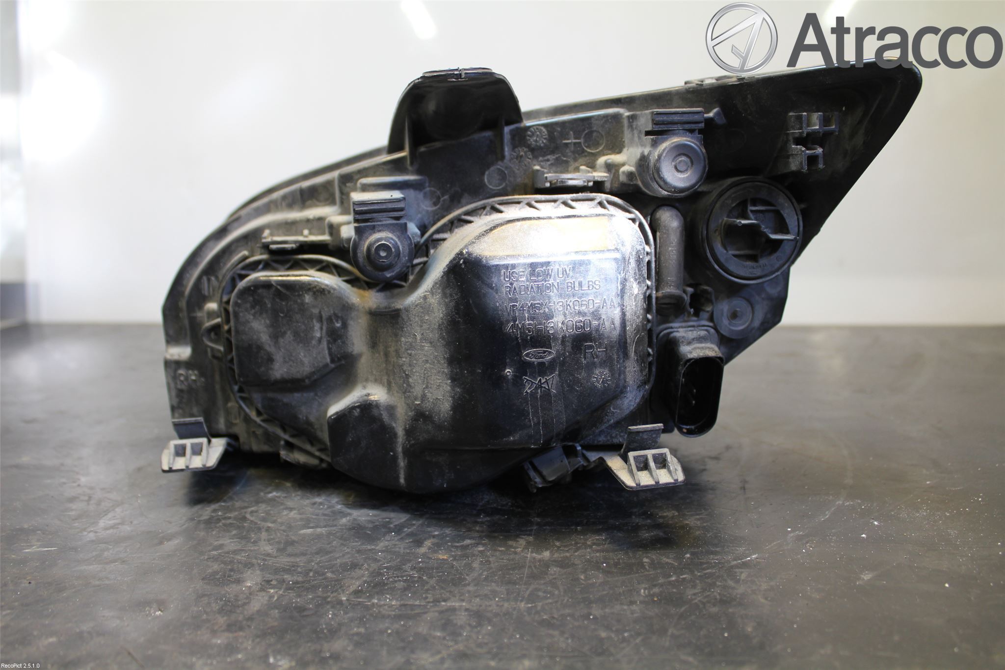 Ford FOCUS     04-07 Strålkastare Höger