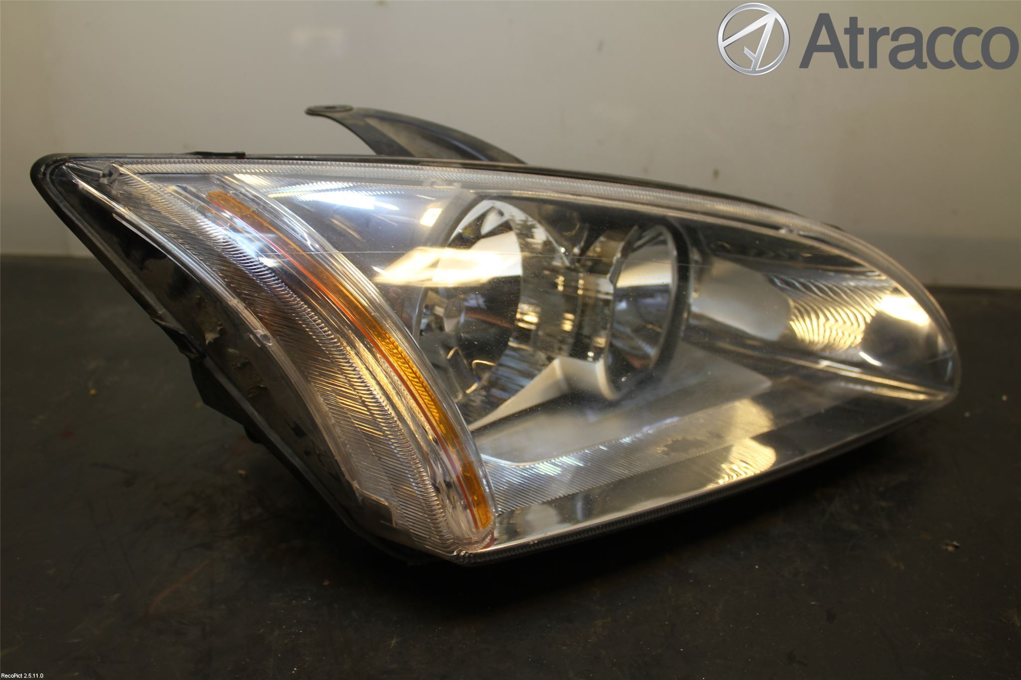 Ford FOCUS     04-07 Strålkastare Höger