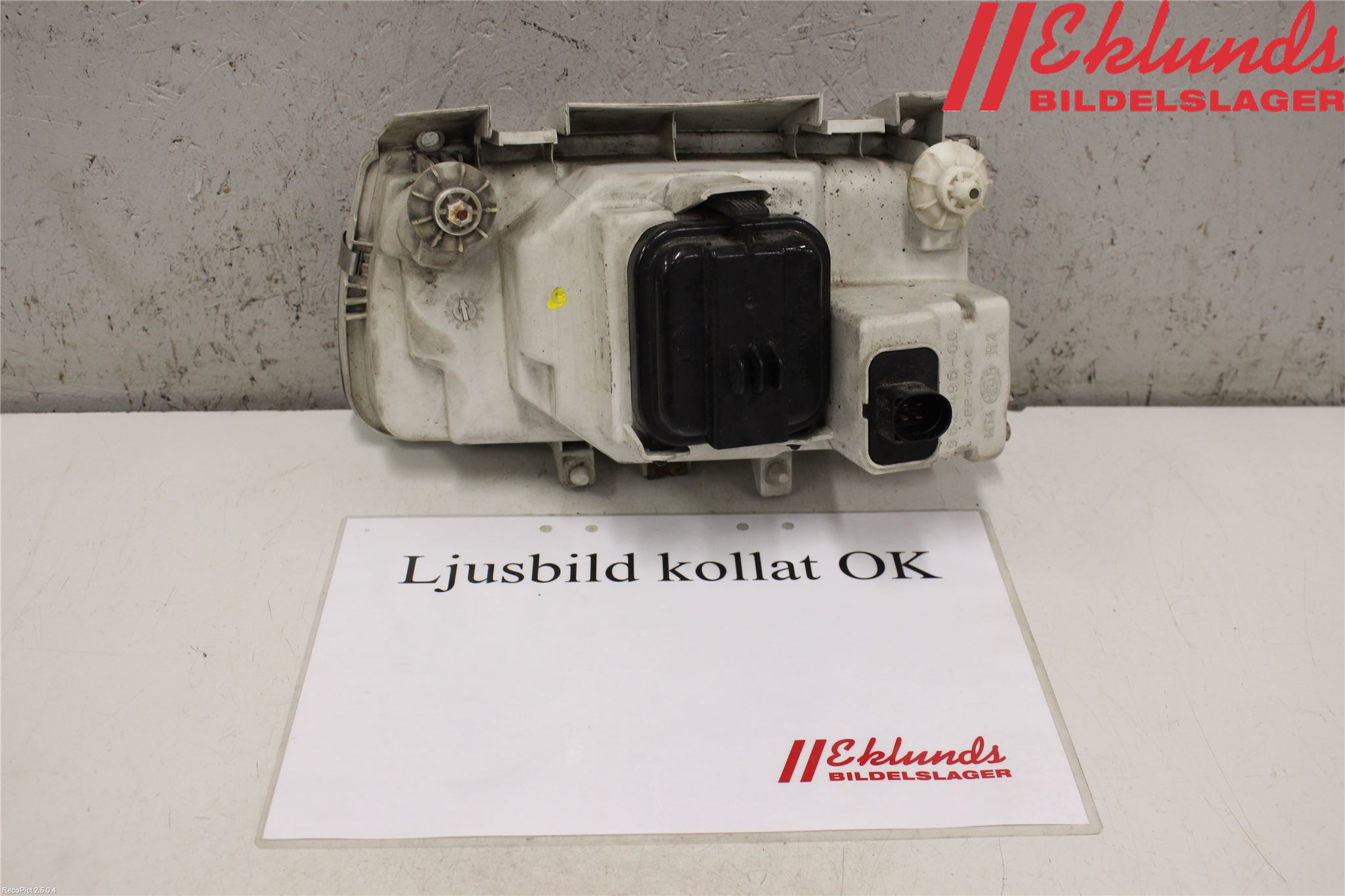 Volkswagen VW POLO 95-01 Strålkastare Höger