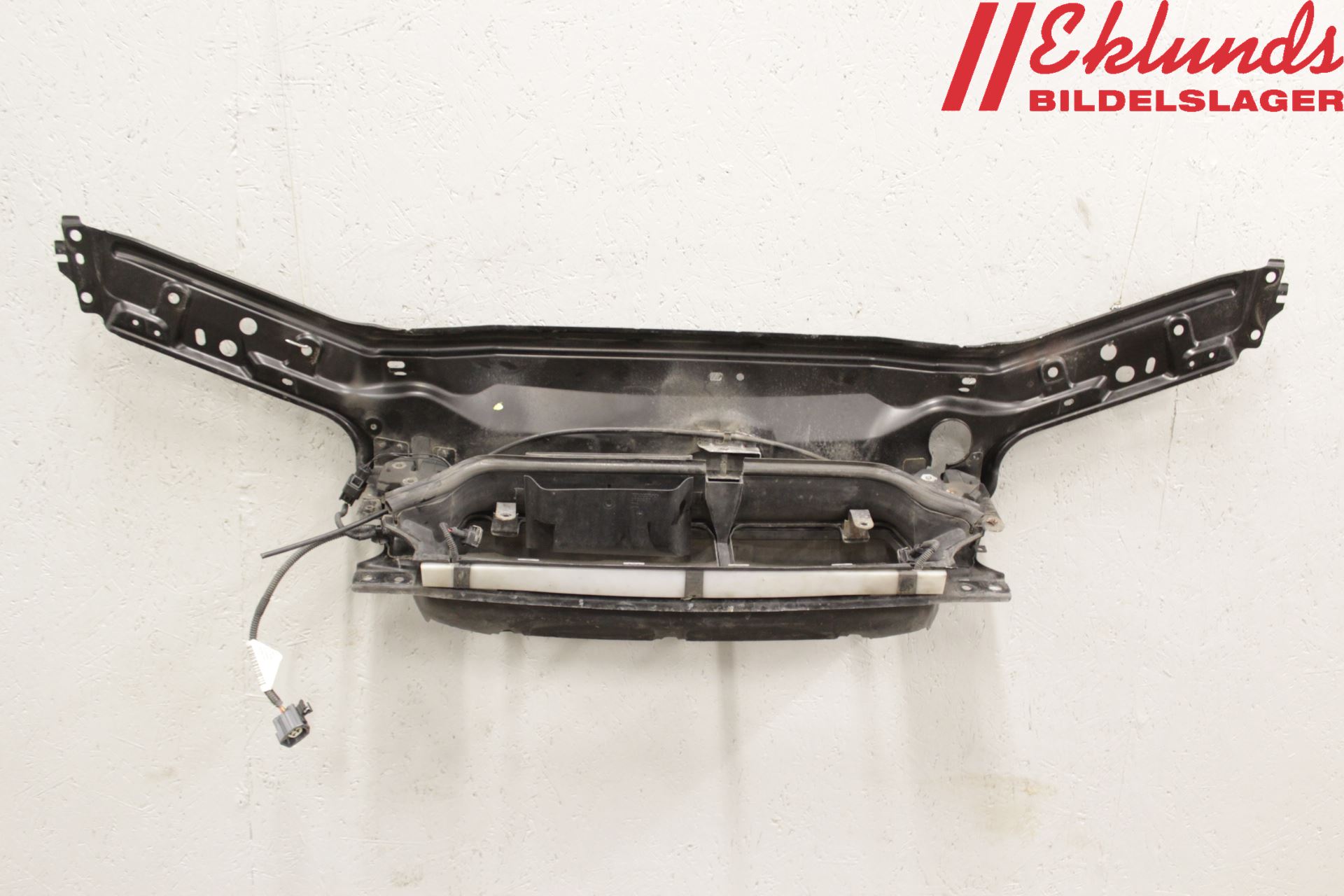 Volvo S80 99-03 Front Huvlåsplåt-Balk