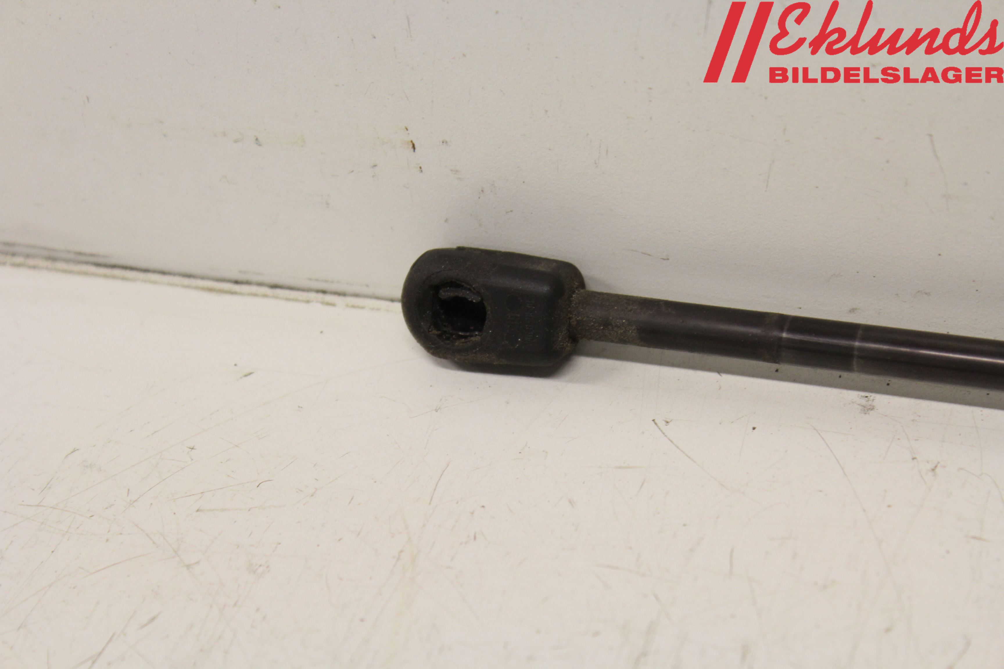 Dacia SANDERO 09-13 Gasfjäder Baklucka