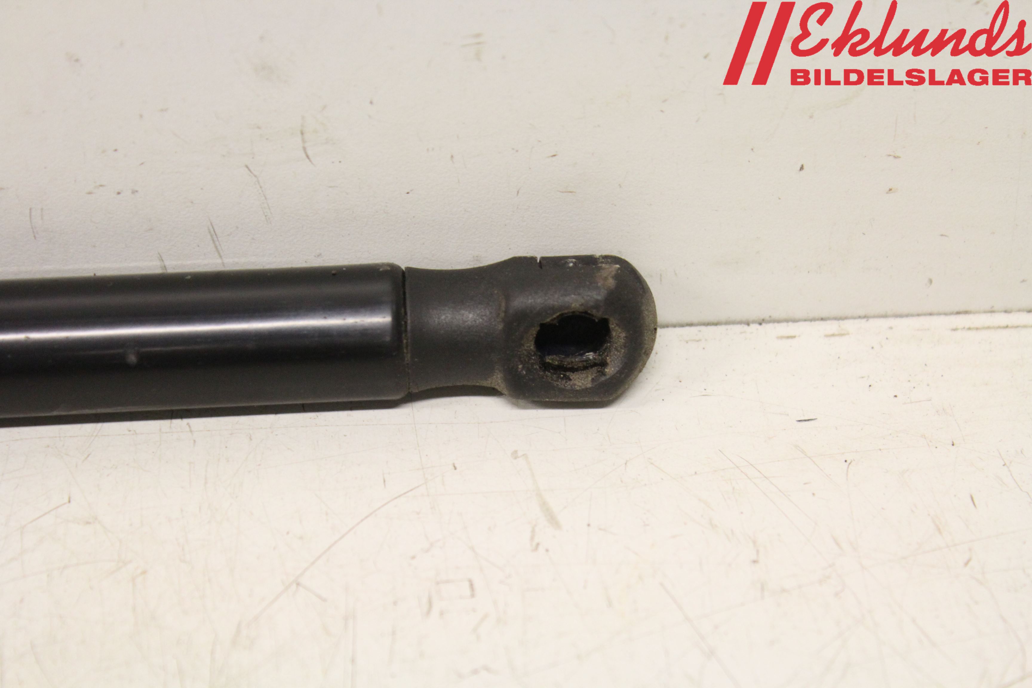 Dacia SANDERO 09-13 Gasfjäder Baklucka