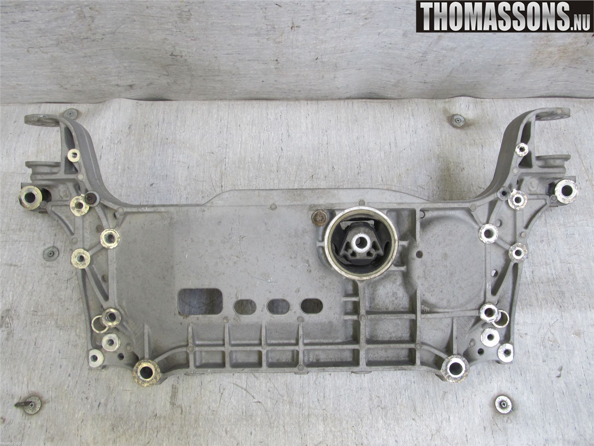 Volkswagen VW PASSAT 05-11 Framvagnsbalk