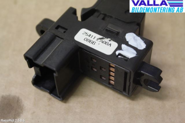 Nissan NAVARA 05-16 Strömställare Elhiss