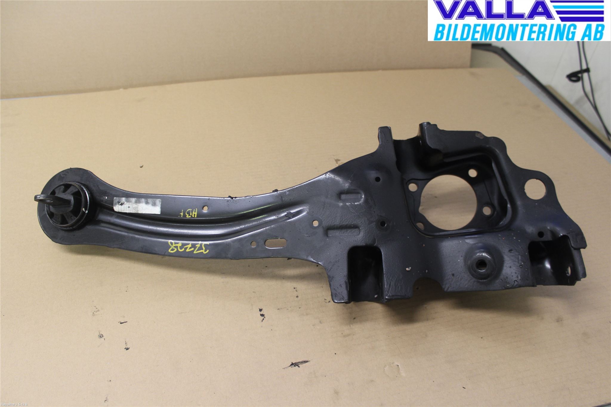 Volvo V40 CROSS COUNTRY 13-19 Bärarm Bak Höger