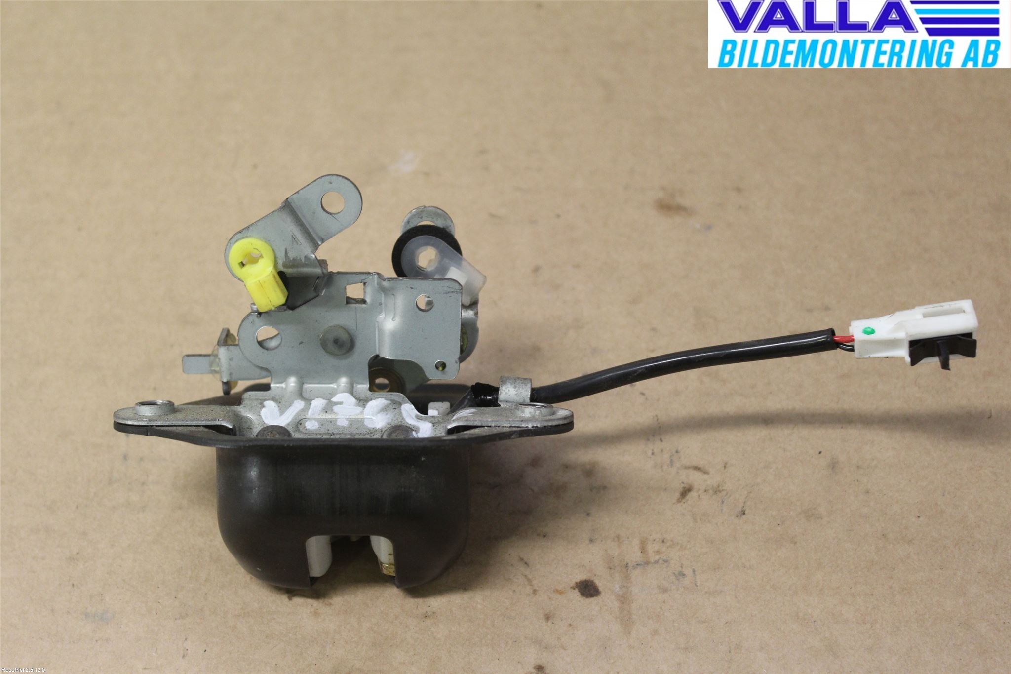 Nissan ALMERA    00-06 Låskista Baklucka