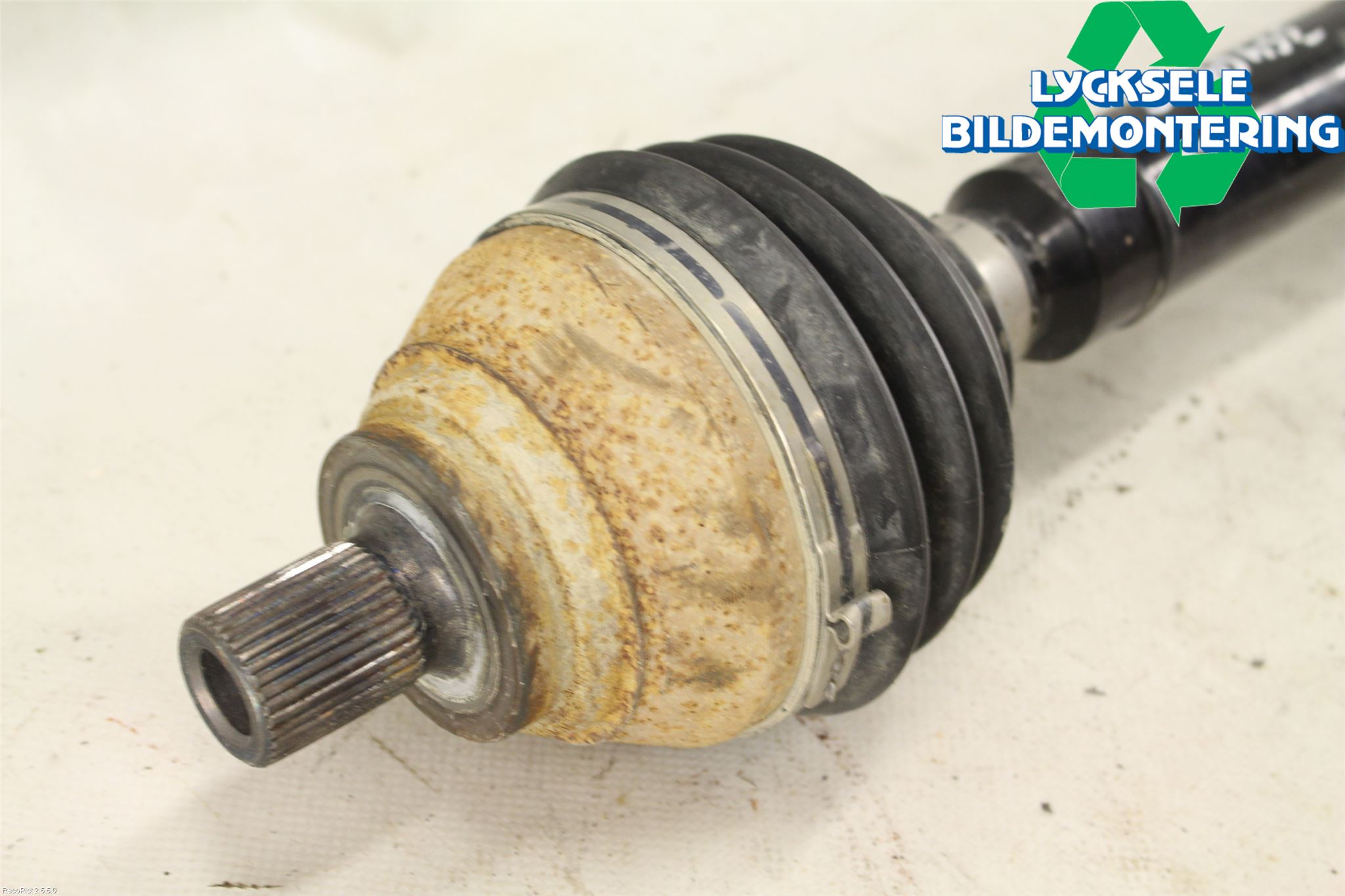 Volkswagen VW CADDY 11-15 Drivaxel Fram Höger